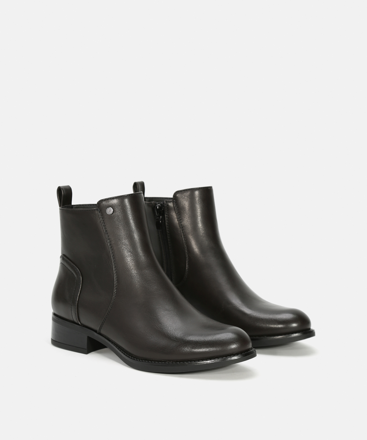 Botines lisos efecto piel  image number null
